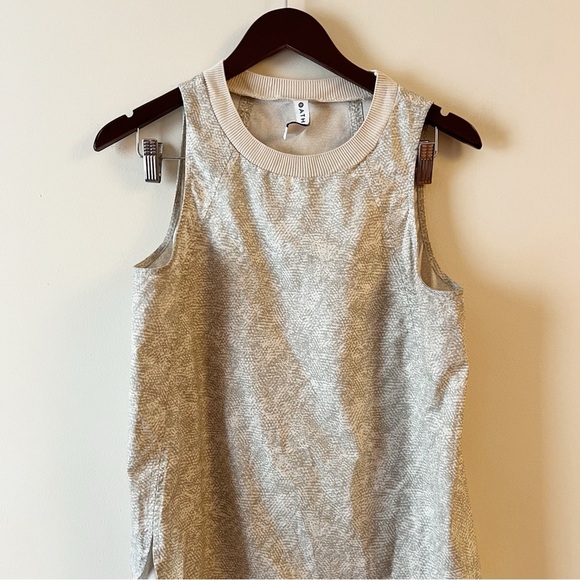 Athleta Zephyr Refined Gray White Snake Print Sleeveless Shirt Tank Size Small - Picture 3 of 10